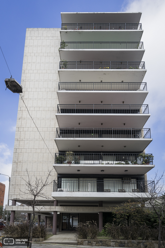 Edificio Artigas, arq. RODRÍGUEZ FOSALBA, C. A., Salto, Uy. Foto: Nacho Correa 2016.