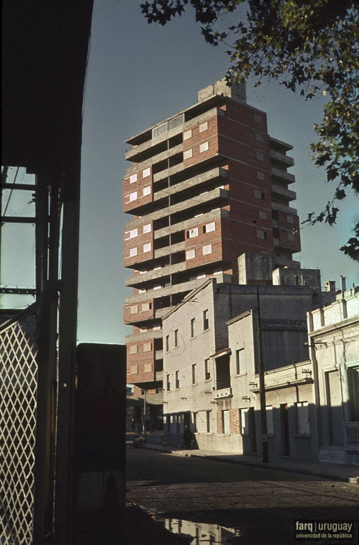 Vivienda de Apartamentos ANCAP, arq. LORENTE ESCUDERO Rafael, 1970, Foto: Archivo SMA