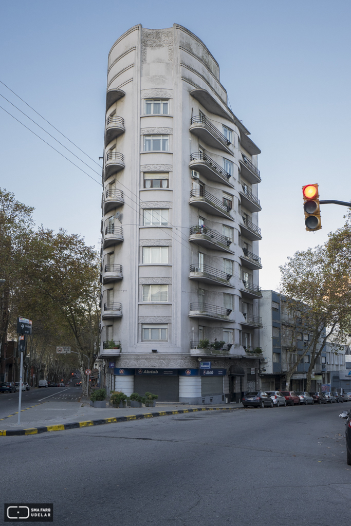 Edificio Lux, Arqs. ISOLA Albércio. ARMAS Guillermo, 1930, Montevideo. Foto Nacho Correa 2015