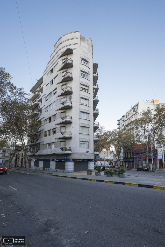 Edificio Lux, Arqs. ISOLA Albérico. ARMAS Guillermo, 1930, Montevideo. Foto Nacho Correa 2015