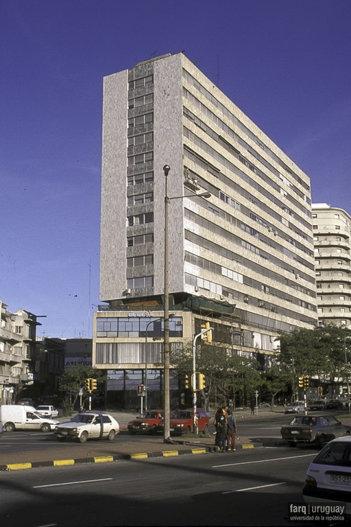 Edificio de Viviendas y Comercio OLIVETTI, arq. PINTOS RISSO, 1959,Montevideo, Foto: Tano Marcovecchio 2001