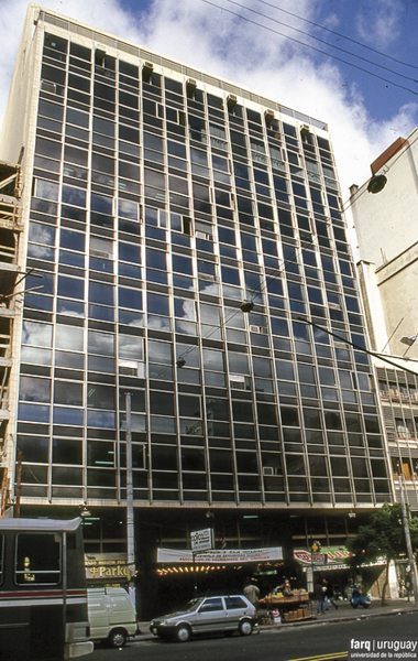 Galería Comercial Edificio del Notariado, arqs. BARAÑANO, BLUMSTEIN, FERSTER, RODRIGUEZ OROZCO, 1962, Montevideo, Foto: Danaé Latchinian 1997