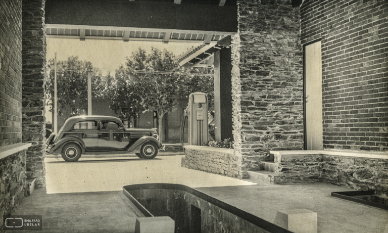 Estación de Servicio Luis Batlle Berres ANCAP, arq. LORENTE ESCUDERO, R. , Montevideo, Uy. 1942. Foto: Archivo SMA, Donación Archivo personal del autor.