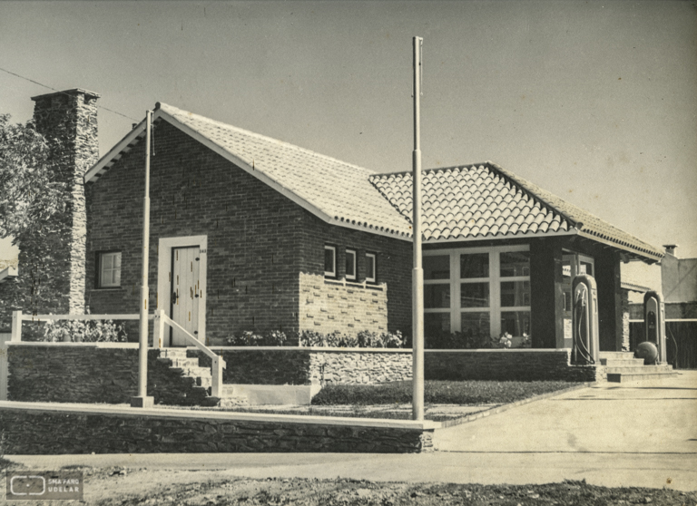 Estación de Servicio Luis Batlle Berres ANCAP, arq. LORENTE ESCUDERO, R. , Montevideo, Uy. 1942. Foto: Archivo SMA, Donación Archivo personal del autor.