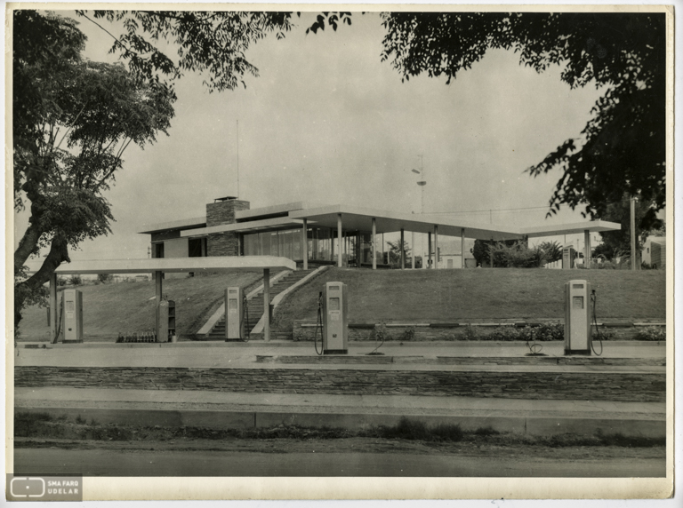 Estación de Servicio Minas ANCAP, arq. LORENTE ESCUDERO, R. , Minas, Lavalleja, Uy. 1950. Foto: Archivo SMA, Donación Archivo personal del autor.