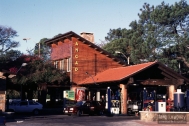 Estación de Servicio Arocena ANCAP, arq. LORENTE ESCUDERO, R. , Carrasco, Montevideo, Uy. 1943. Foto:Silvia Montero.