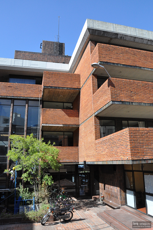 Edificio Asociación de bancarios del Uruguay (AEBU), LORENTE ESCUDERO, R. / LORENTE MOURELLE, R. / LUSSICH, J., Montevideo, Uy. 1964-1971. Foto:Tano Marcovecchio.