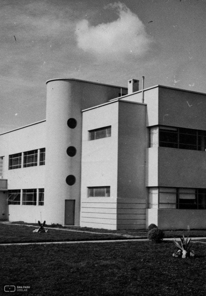 Laboratorios y Oficinas, arq. LORENTE ESCUDERO, R. , La Teja, Montevideo, Uy. 1935. Foto: Archivo SMA, Donación Archivo personal del autor.