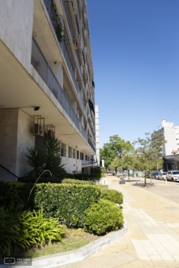 Edificios Central Park y Erwy, arqs. MAZZINI, L., ALBANELL McCOLL, H., Montevideo, Uy. 1961. Foto: Sofía Ghiazza 2019.