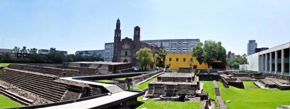 01. Restos de la ciudad de Tlatelolco en primer plano; Templo de Santiago al centro en Segundo plano. Foto: Arqueología Mexicana: Breve historia de Tlatelolco. www.arqueomex.com; Enero 2015.