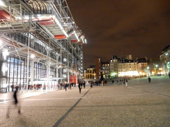 01. Visión nocturna del Centro Pompidou. Foto: Roberto Langwagen.