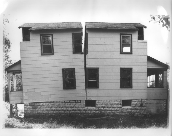 Gordon Matta-Clark - Splitting, 1974