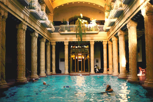 08. Baños termales. Hotel Gellert, Budapest, Hungría. Foto: http://eo.wikipedia.org/wiki/Dosiero:Budapest_Gellert_baths_01.jpg