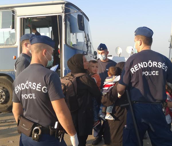 Foto4: “Camino al campo de detención tras entrar en la UE. Frontera Serbia-Hungría esta tarde.” Principia Marsupia @pmarsupia 13 de septiembre de 2015