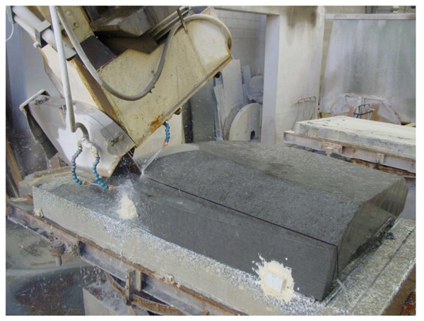04. Corte lineal inclinado de uno de los componentes de los capiteles de basalto de la nave realizado con Van Voorden del archivo de la Sagrada Familia . Foto tomada de la Tesis “Los inicios de la aplicación de la tecnología CAM en la arquitectura”.