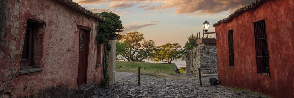 Presentación de  “Guía – Patrimonio Arquitectónico Urbano del barrio histórico de Colonia del Sacramento”