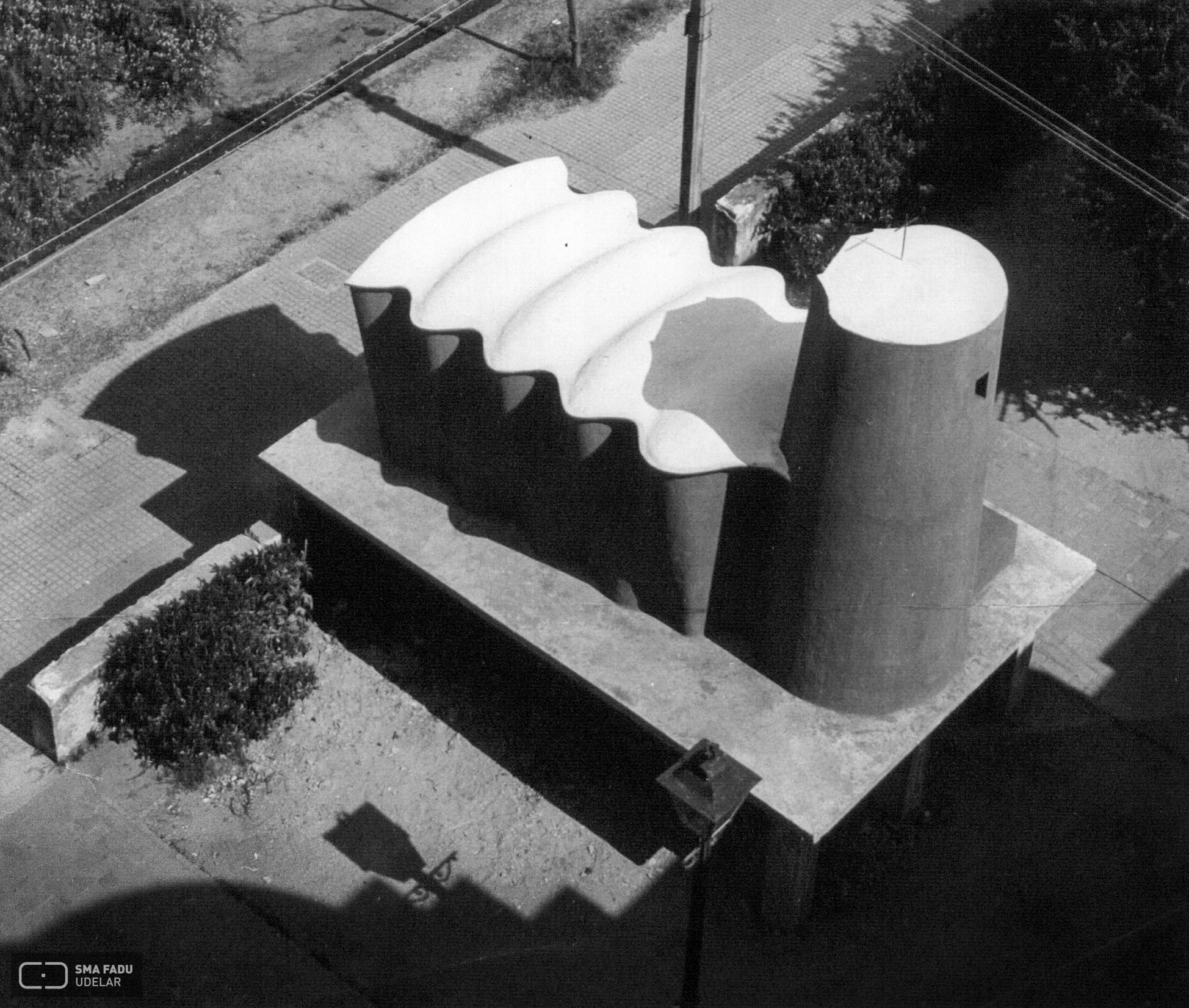 Iglesia de Malvín Nuestra Sra. de Lourdes, Ing. DIESTE Eladio, Montevideo, Uy. 1965-1968. Foto original de Estudio Dieste & Montañez