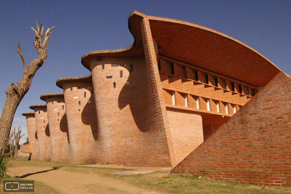 Iglesa Cristo Obrero y Nuestra Señora de Lourdes, Ing. Dieste, E. Atlántida, 1960. Foto de Rodolfo Marínez, 2006