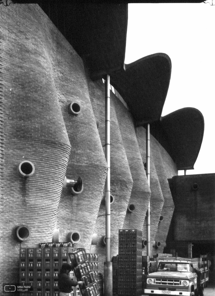 Centro Comercial Montevideo Shopping Center, Ing. DIESTE Eladio, proyecto Arqtos. Gómez Platero y Cohe. 1984-1985. Montevideo, Uy. Foto original del Estudio Dieste & Montañez