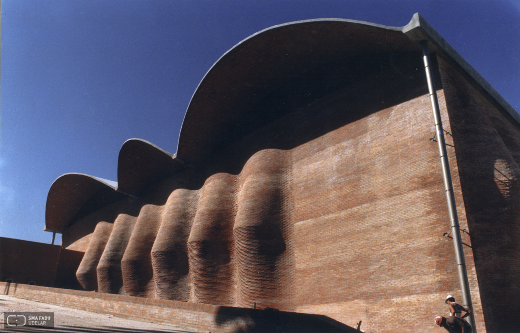 Centro Comercial Montevideo Shopping Center, Ing. DIESTE Eladio, proyecto Arqtos. Gómez Platero y Cohe. 1984-1985. Montevideo, Uy. Foto original del Estudio Dieste & Montañez