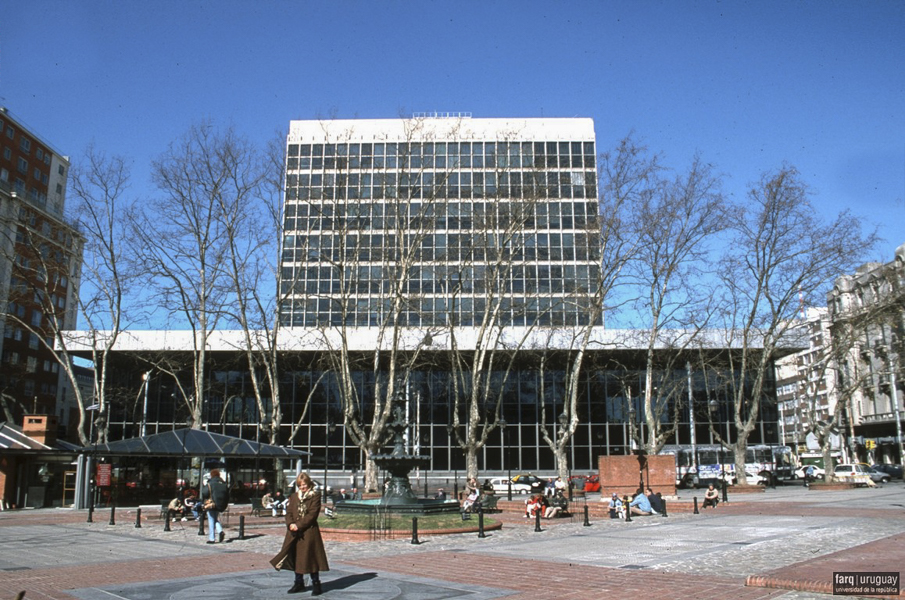 Banco Repúblico O. del Uruguay, arq. AROZTEGUI Ildefonso, 1957-1963, Montevideo, Foto: Verónica Solana 2001