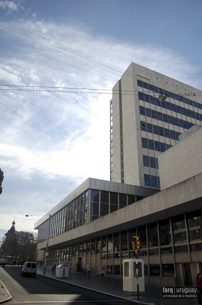 Banco Repúblico O. del Uruguay, arq. AROZTEGUI Ildefonso, 1957-1963, Montevideo, Foto: Tano Marcovecchio 2007