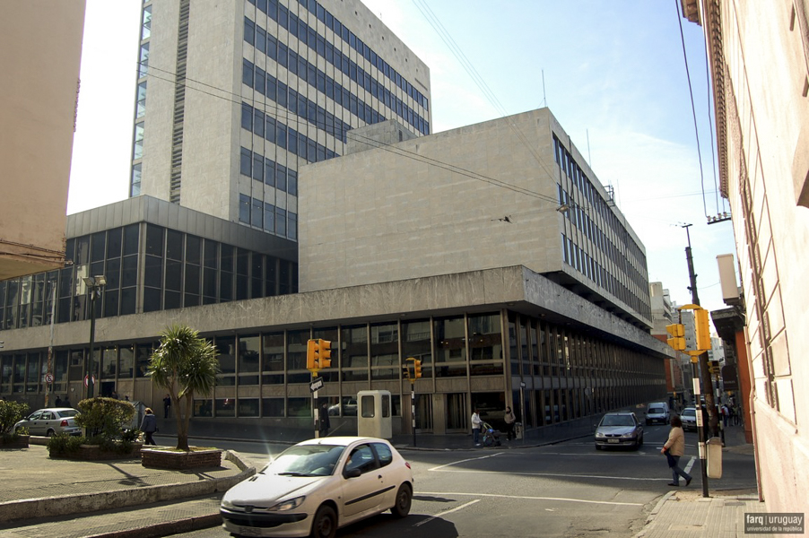 Banco Repúblico O. del Uruguay, arq. AROZTEGUI Ildefonso, 1957-1963, Montevideo, Foto: Tano Marcovecchio 2007