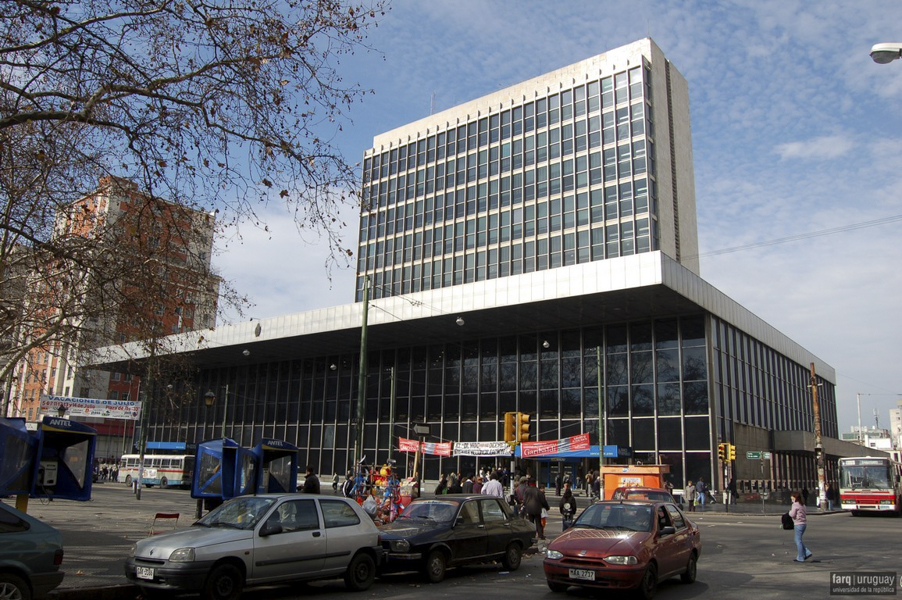 Banco Repúblico O. del Uruguay, arq. AROZTEGUI Ildefonso, 1957-1963, Montevideo, Foto: Tano Marcovecchio 2007