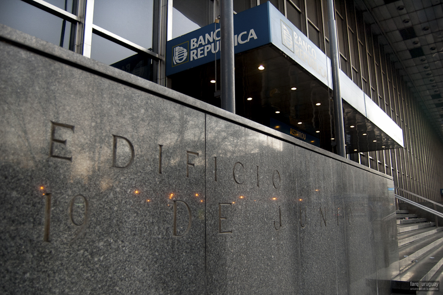 Banco Repúblico O. del Uruguay, arq. AROZTEGUI Ildefonso, 1957-1963, Montevideo, Foto: Tano Marcovecchio 2009