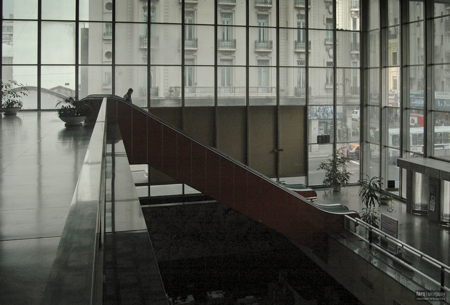 Banco Repúblico O. del Uruguay, arq. AROZTEGUI Ildefonso, 1957-1963, Montevideo, Foto: Tano Marcovecchio 2009