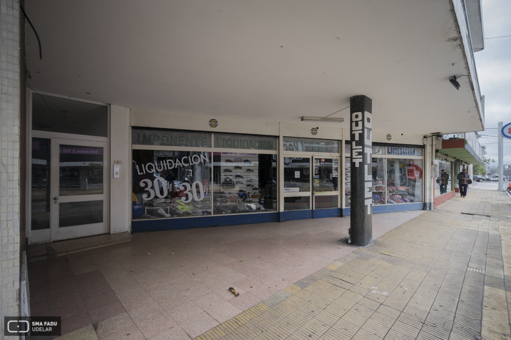 Bazar Centro Eléctrico y Vivienda, arq. RÍOS DEMALDE, Lucas, Tacuarembó, Uy. Foto: Nacho Correa 2016.