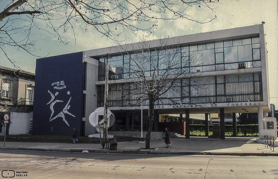 Club Nacional de Fútbol, arq. AROZTEGUI Ildefonso, 1957, Montevideo, Foto: Danaé Latchinian 1998