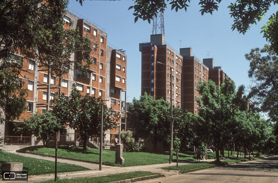 Conjunto de Viviendas Complejo Bulevar Artigas, CCU: arqs. BASCANS R., SPRECHMANN T., VIGLIECCA H., VILAAMIL A., 1971-1974, Montevideo, Foto: Silvia Montero 1993