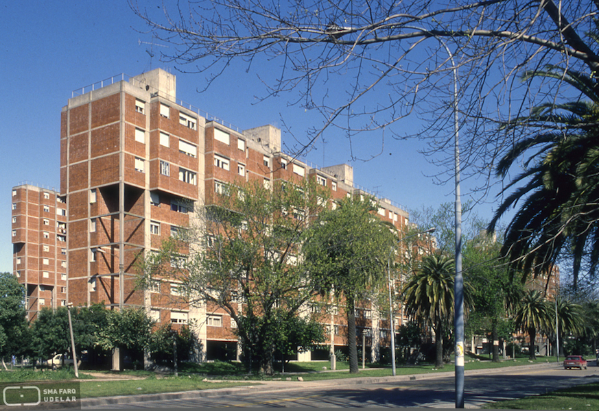 Conjunto de Viviendas Complejo Bulevar Artigas, CCU: arqs. BASCANS R., SPRECHMANN T., VIGLIECCA H., VILAAMIL A., 1971-1974, Montevideo, Foto: Silvia Montero 1993