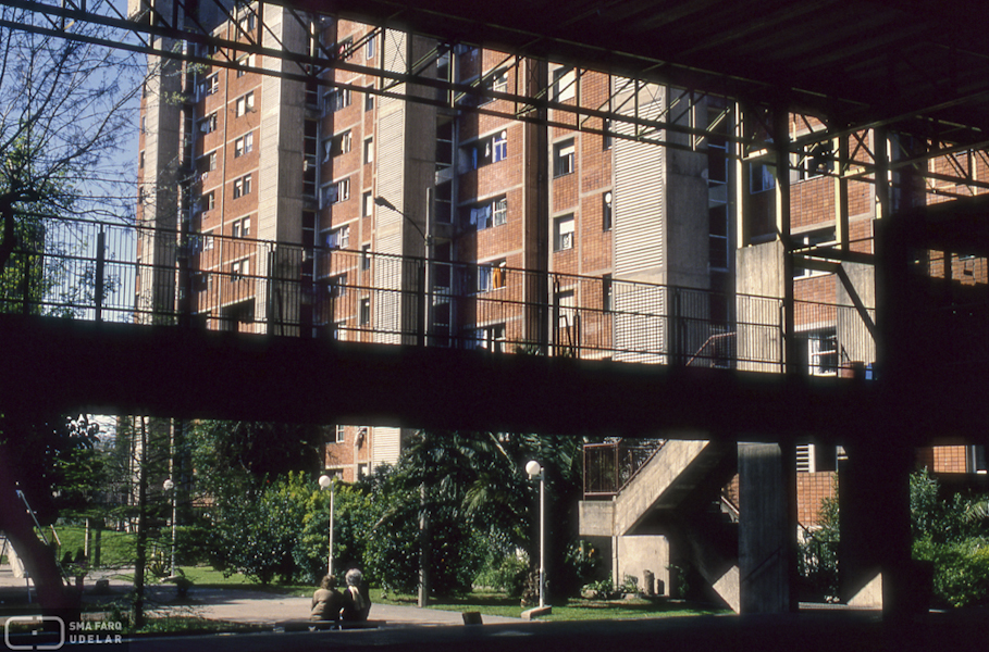 Conjunto de Viviendas Complejo Bulevar Artigas, CCU: arqs. BASCANS R., SPRECHMANN T., VIGLIECCA H., VILAAMIL A., 1971-1974, Montevideo, Foto: Silvia Montero 1993