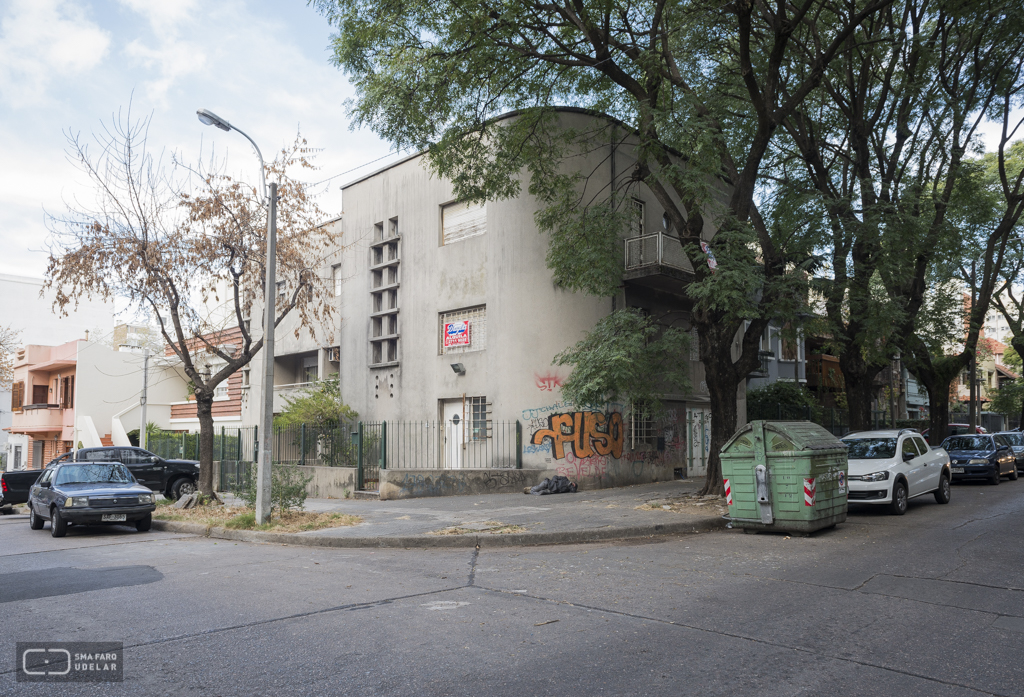 Conjunto de 3 viviendas Unifamiliares, Arqs. De los Campos - Puente - Tournier, Montevideo. Foto: Nacho Correa 2015