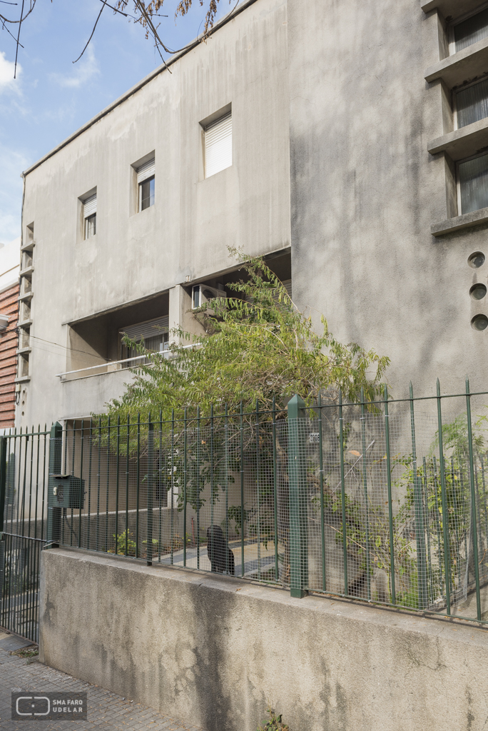 Conjunto de 3 viviendas Unifamiliares, Arqs. De los Campos - Puente - Tournier, Montevideo. Foto: Nacho Correa 2015