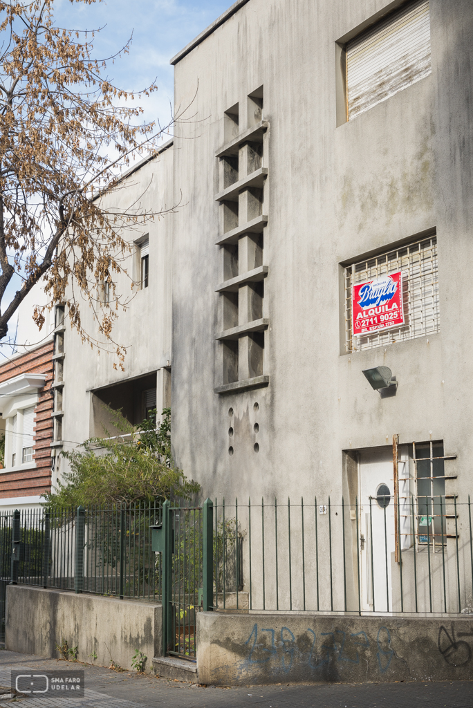 Conjunto de 3 viviendas Unifamiliares, Arqs. De los Campos - Puente - Tournier, Montevideo. Foto: Nacho Correa 2015