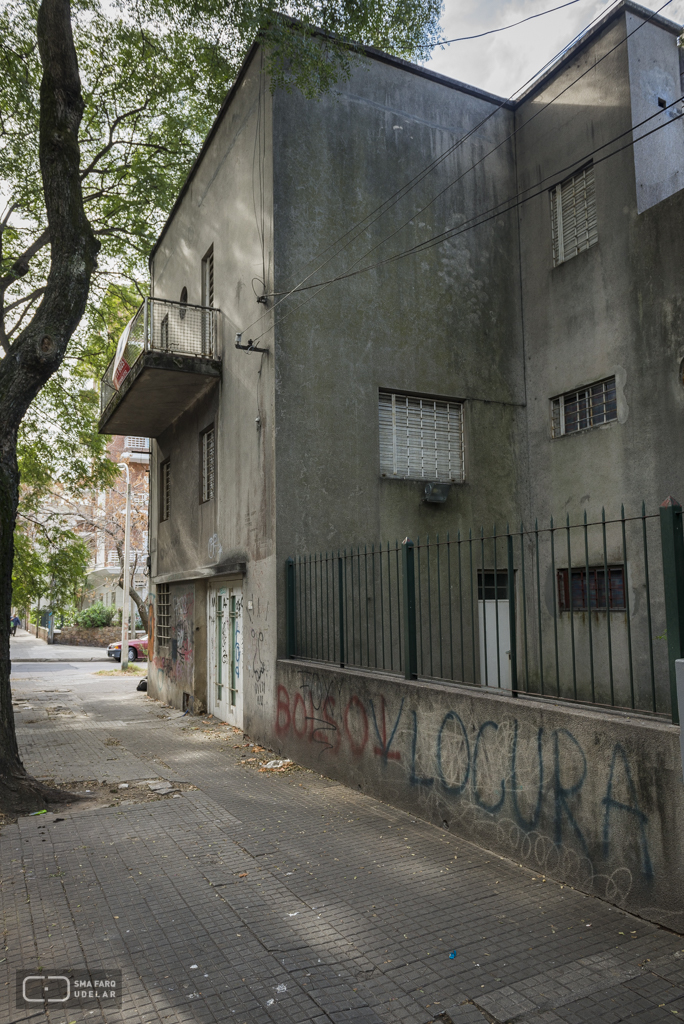 Conjunto de 3 viviendas Unifamiliares, Arqs. De los Campos - Puente - Tournier, Montevideo. Foto: Nacho Correa 2015