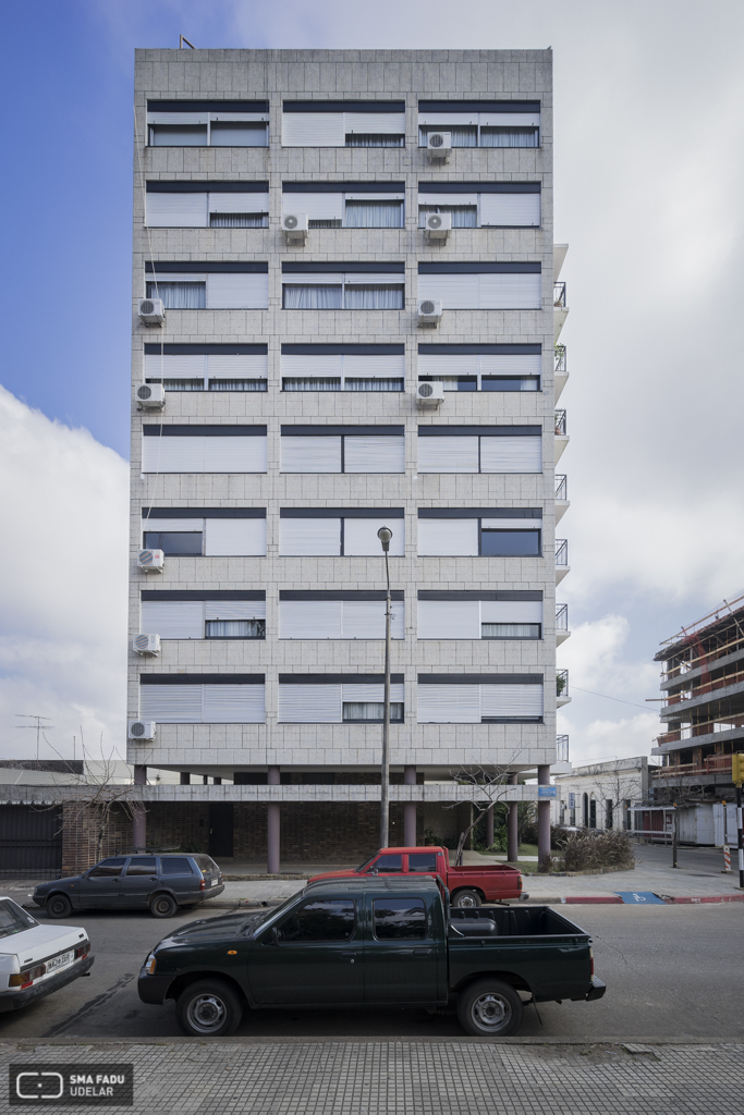 Edificio Artigas, arq. RODRÍGUEZ FOSALBA, C. A., Salto, Uy. Foto: Nacho Correa 2016.