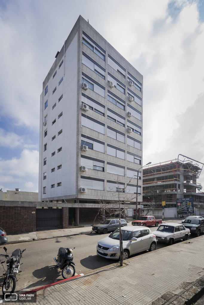 Edificio Artigas, arq. RODRÍGUEZ FOSALBA, C. A., Salto, Uy. Foto: Nacho Correa 2016.