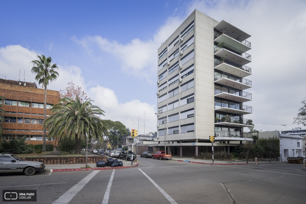 Edificio Artigas, arq. RODRÍGUEZ FOSALBA, C. A., Salto, Uy. Foto: Nacho Correa 2016.