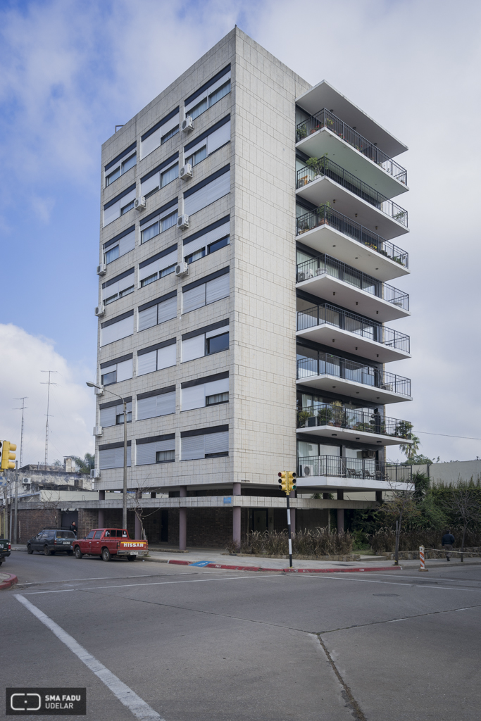 Edificio Artigas, arq. RODRÍGUEZ FOSALBA, C. A., Salto, Uy. Foto: Nacho Correa 2016.