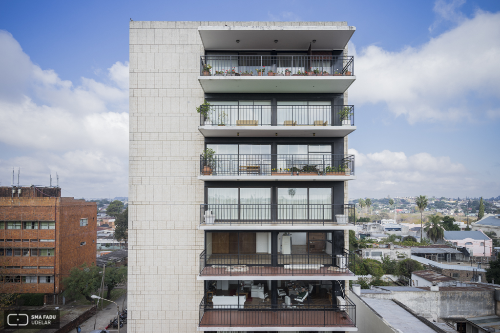 Edificio Artigas, arq. RODRÍGUEZ FOSALBA, C. A., Salto, Uy. Foto: Nacho Correa 2016.