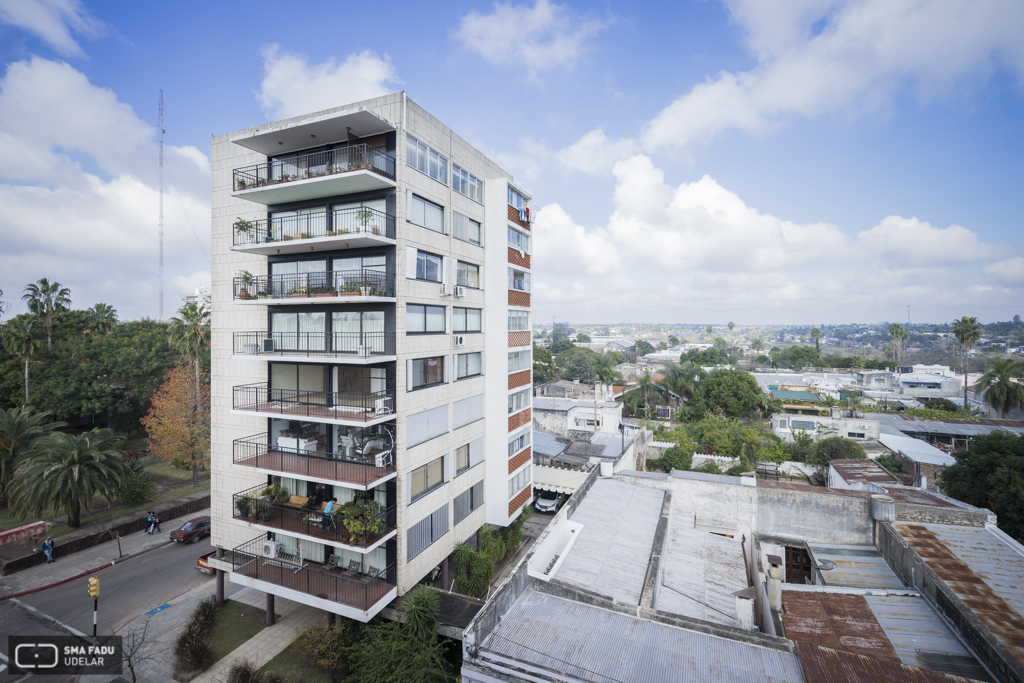 Edificio Artigas, arq. RODRÍGUEZ FOSALBA, C. A., Salto, Uy. Foto: Nacho Correa 2016.