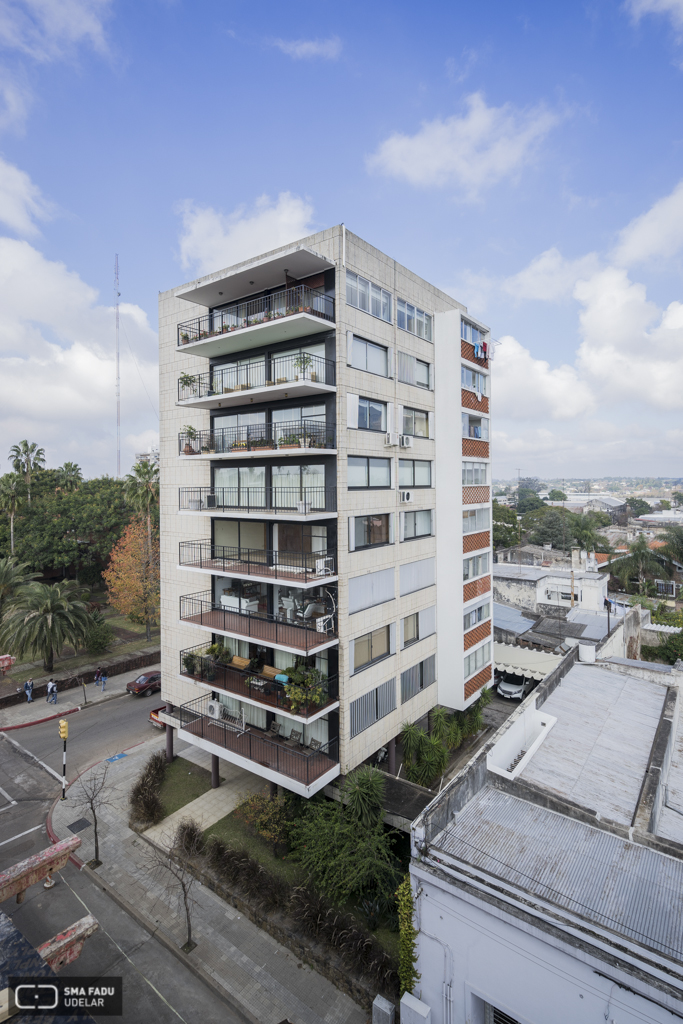 Edificio Artigas, arq. RODRÍGUEZ FOSALBA, C. A., Salto, Uy. Foto: Nacho Correa 2016.