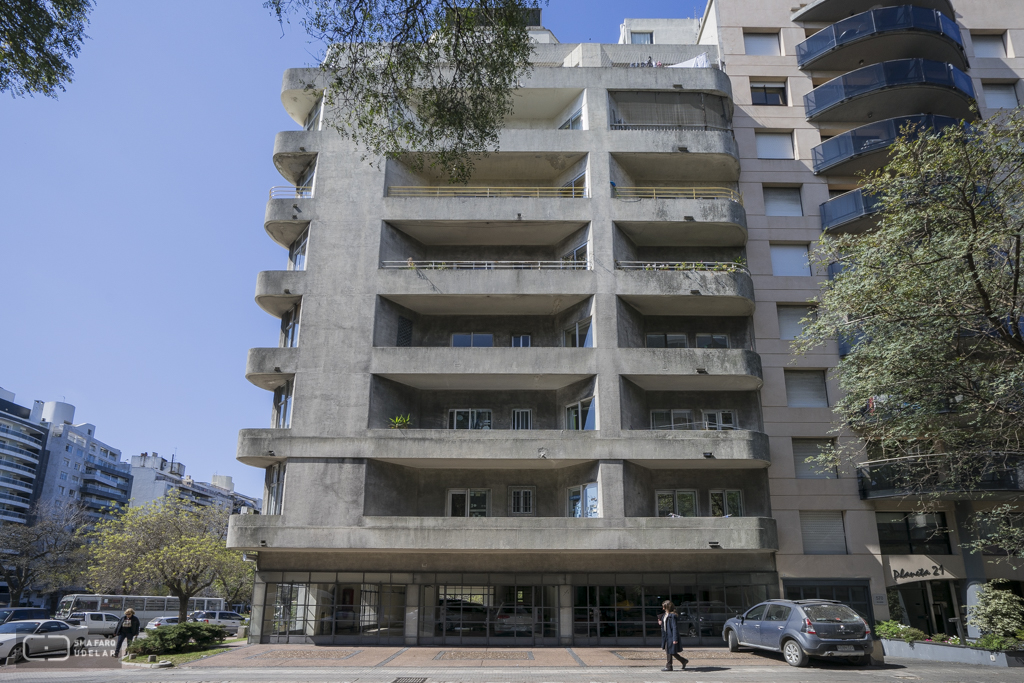 Edificio El Indio,Arq. J. Caprario, Montevideo 1946. Foto: Nacho Correa 2015
