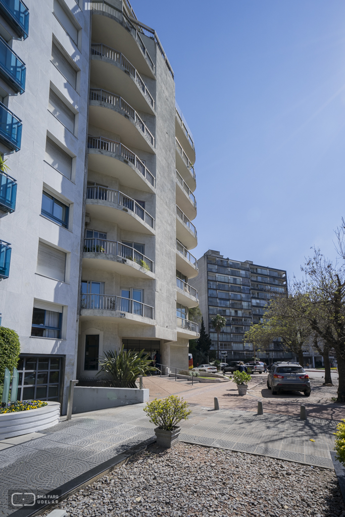 Edificio El Indio,Arq. J. Caprario, Montevideo 1946. Foto: Nacho Correa 2015