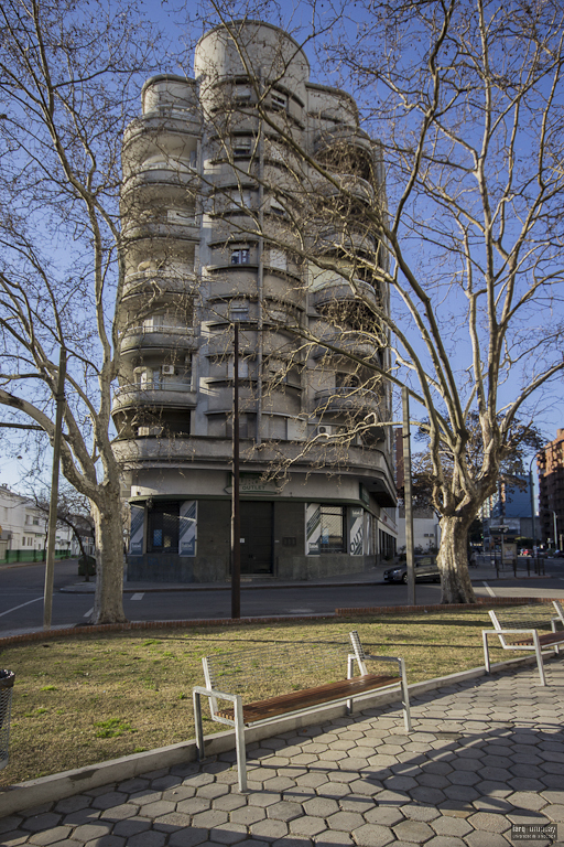 Edificio de Apartamentos y Comercio Guelfi, arq. Vazquez Echeveste Alfredo, 1936, Montevideo, Foto: Nacho Correa 2013.