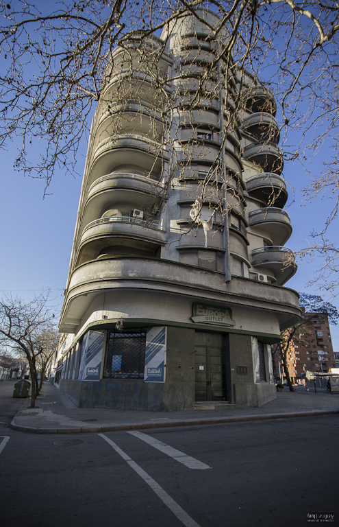 Edificio de Apartamentos y Comercio Guelfi, arq. Vazquez Echeveste Alfredo, 1936, Montevideo, Foto: Nacho Correa 2013.